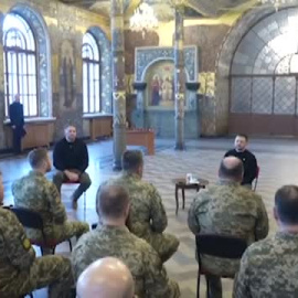 Zelenskiy homenajea a capellanes militares en el aniversario de la guerra