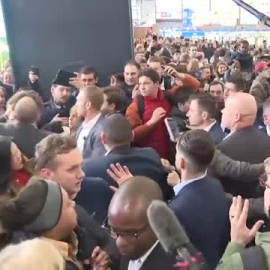 Protesta contra Macron en una feria agrícola por su impopular plan para reformar las pensiones 