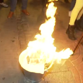 Queman fotos del rey en una protesta con escaso seguimiento convocada por la ANC en Barcelona