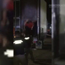 Encuentran más de 300 migrantes hacinados en un camión abandonado en México