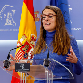 Mireia Vehí (CUP) enseña un feto de plástico en una bolsa: "Estoy harta de que los señores de extrema derecha me envíen cosas"