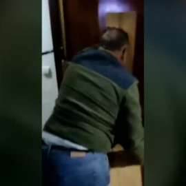Desahucian a una familia en Sevilla de un piso de un fondo buitre