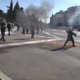 Manifestantes se enfrentan violentamente a la policía en Grecia por la tragedia ferroviaria