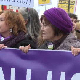 Peticiones de dimisión a Irene Montero en una de las manifestaciones del 8M en Madrid