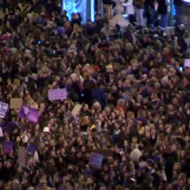 La noche de Madrid se tiñe de morado en el final de las multitudinarias marchas por el 8-M