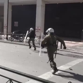 Las calles de Atenas, convertidas en escenario de una auténtica batalla campal