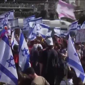 Miles de manifestantes bloquean las vías al aeropuerto de Tel Aviv para protestar contra una reforma legal