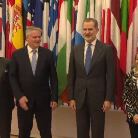 Felipe VI visita la sede de la OCDE en París