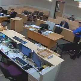 Un hombre acusado de asesinato escapa corriendo de los juzgados de Oregón