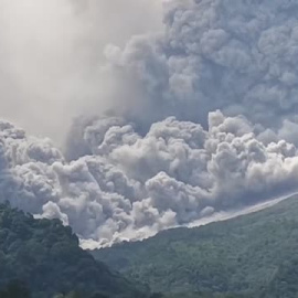 El volcán Merapi entra en erupción en Indonesia causando una columna de humo y cenizas