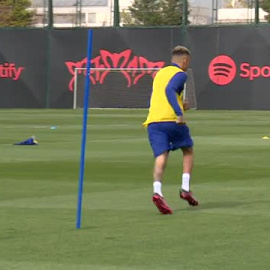 Pedri se retira del entrenamiento y podría ser duda para el clásico