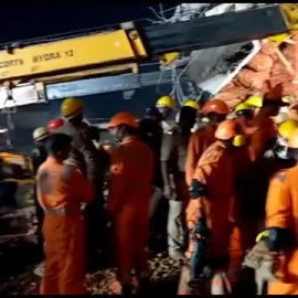 Mueren 14 personas al derrumbarse el techo de un almacén en la India