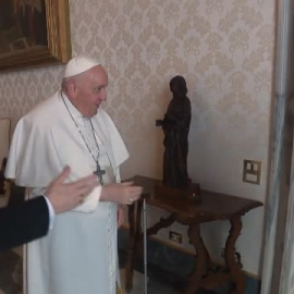 El papa Francisco saluda a Martínez-Almeida como "el heredero de la gran Manuela"