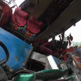 Mueren 19 personas al caer un autobús de pasajeros a una zanja en Bangladés