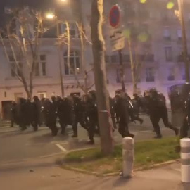 Manifestaciones violentas en París tras superar Macron las mociones de censura