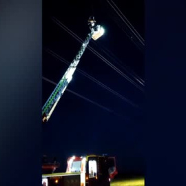 Recatan en Madrid a un parapentista que quedó atrapado en unos cables