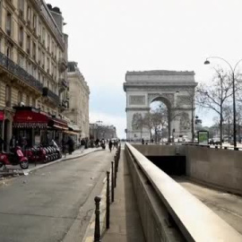 Comienzan a retirar las montañas de basura que llevan dos semanas acumulándose en París