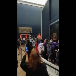 Las protestas sindicales bloquean el acceso al Museo del Louvre de París y obligan a cerrarlo