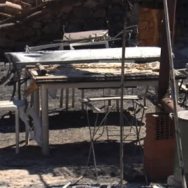 El incendio devora cinco masías habitadas en la barriada de La García de San Agustín en Teruel