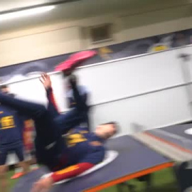  Habilidoso remate de Morata en un partido de fútbol- ping pong