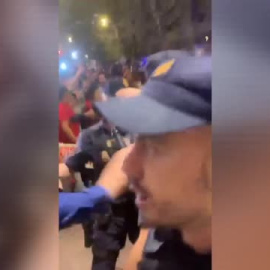 Forcejeos entre antidisturbios y futbolistas de la selección de fútbol de Perú en Madrid