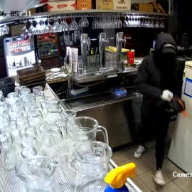 Dos atracadores se llevan mil quinientos euros de un bar de Leganés atemorizando a la empleada 