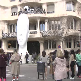 Una monumental escultura blanca da la bienvenida a la exposición de Jaume Plensa en la Pedrera