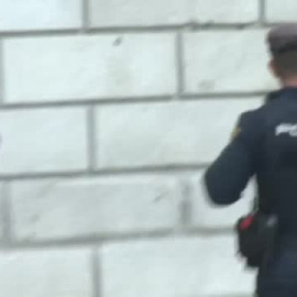 Activistas climáticos lanzan pintura roja contra la fachada del Congreso