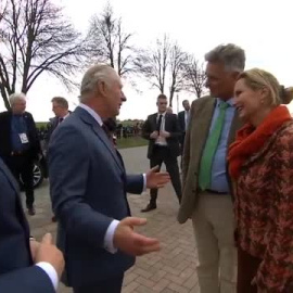 El rey Carlos de Inglaterra visita una fábrica orgánica durante su estancia en Alemania