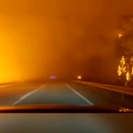 Huir de los incendios de Asturias por carreteras rodeadas de llamas
