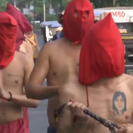 Devotos filipinos purgan sus pecados a golpe de látigo 