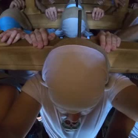 Así viven los costaleros una procesión bajo un paso de Sevilla