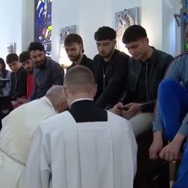 El papa lava los pies a 12 menores en un correccional de Roma