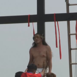 Así recrean la crucifixión de Cristo en Filipinas