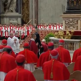 El papa Francisco asiste a la celebración de la Pasión de Cristo  