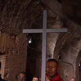 El papa no asiste al Viacrucis del Viernes Santo en el Coliseo de Roma por el intenso frío