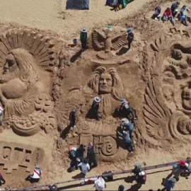 Crean un retablo gigante con las escenas de la Semana Santa en las dunas de Oruro