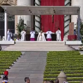 El papa Francisco imparte su tradicional bendición urbi et orbi desde el Vaticano