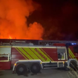 Los bomberos luchan contra un destructivo incendio en un polígono de Castellón