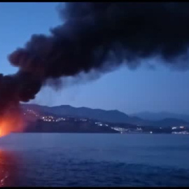 Dos personas rescatadas de un incendio en un yate en la costa de Salobreña, Granada