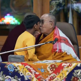 El dalái lama pide perdón tras pedir a un niño que "chupe su lengua"