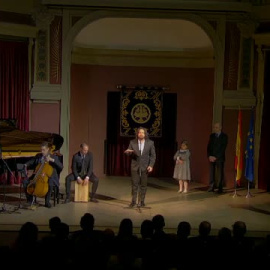 El rey bromea con tocar el cajón en el Ateneo de Madrid