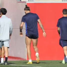 El Sevilla se entrena sin Joan Jordán antes de partir mañana hacia Manchester