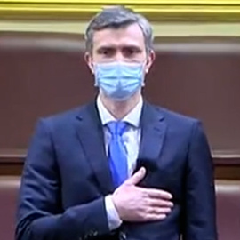 Los diputados aplauden en pie al embajador de Ucrania