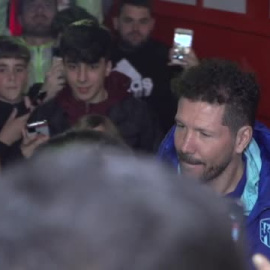 Baño de masas para el Atleti en su llegada a Almería