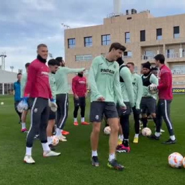 Pau Torres, felicitado por su cumpleaños en el entrenamiento del Villarreal