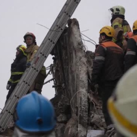 40 personas continúan atrapadas entre los escombros del edificio destruido por el Ejército ruso en Dnipro