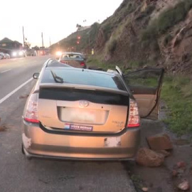 Un conductor se salva de morir aplastado por una gran roca en Malibú