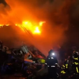 Un incendio calcina una chatarrería en Leganés  