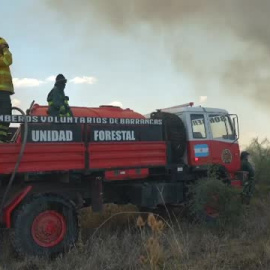 Bomberos luchan por apagar las llamas de los incendios forestales en Argentina
